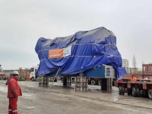 21 ədəd 302 tonluq mühərriklərin, 7 ədəd 100 tonluq transformatorların və 21 ədəd 77 tonluq generatorların sürüşdürülməsi və yüklənməsi