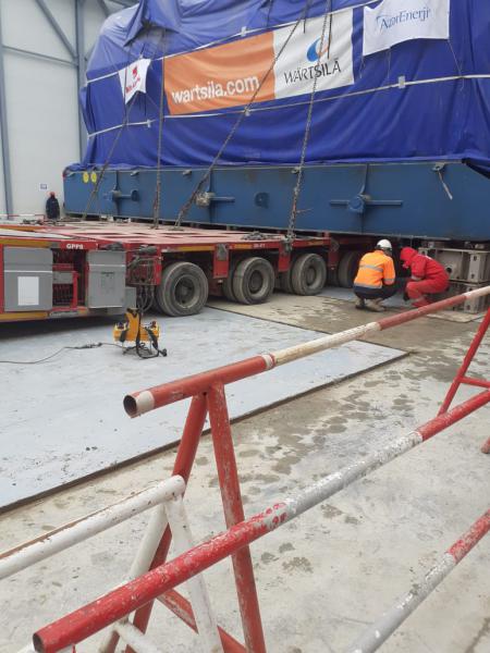 21 ədəd 302 tonluq mühərriklərin, 7 ədəd 100 tonluq transformatorların və 21 ədəd 77 tonluq generatorların sürüşdürülməsi və yüklənməsi