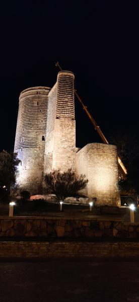 1 tonluq Royal, platforması və aksesuarları ilə birlikdə Qız Qalasına qaldırılması və düşürülməsi
